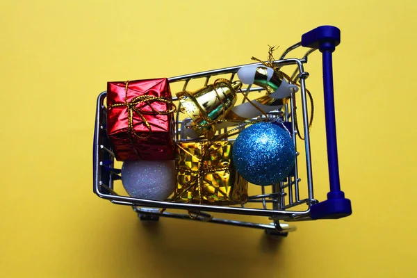 슈퍼마켓에서 가져온 크리스마스 크리스마스 장난감 노란색 클로즈업 — 스톡 사진