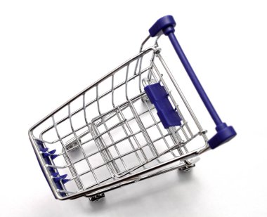 Süpermarketten beyaz arka planda bir araba, yakın plan, izole