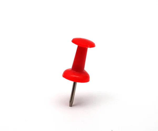 Rode Pin Een Witte Achtergrond Macro Isoleren — Stockfoto