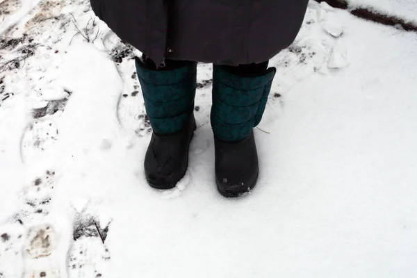 Une Femme Bottes Tient Dans Neige Blanche — Photo