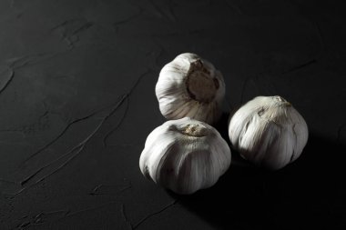 Mesajınız için arka planda koyu renk bir sarımsak