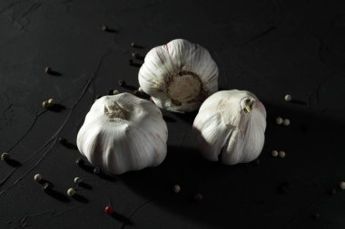 Sarımsak ve koyu arkaplanda biber karışımı.