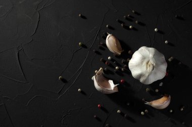 Sarımsak ve biber karışımı. Mesajın için arka planda koyu bir yer.