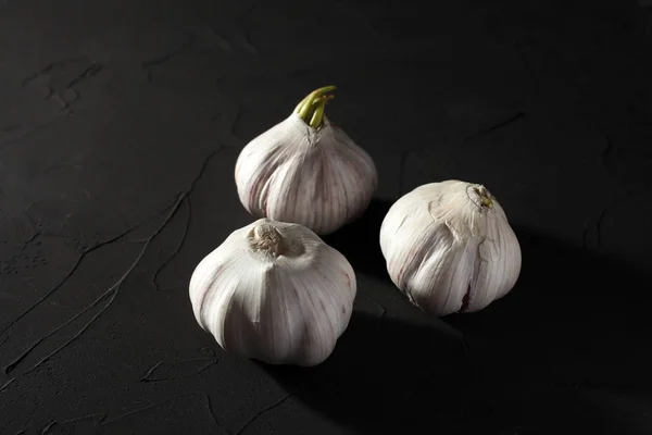 Knoblauch Auf Dunklem Hintergrund — Stockfoto