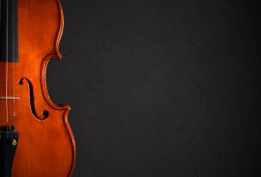 Metnin için yeri olan koyu bir arkaplanda keman