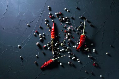 Kırmızı biber, biber karışımı, koyu bir arka planda.