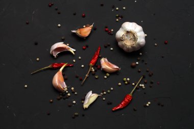 Sarımsak, biber karışımı, koyu arkaplanda kırmızı biber.