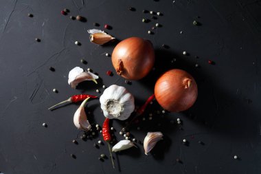 Soğan, sarımsak, biber karışımı, koyu arkaplanda kırmızı biber.