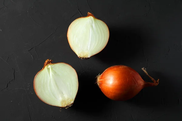 Onion Cut Two Halves Dark Background — Stock Photo, Image
