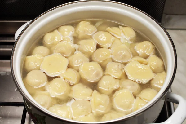 Hamur köfteleri gaz ocağında tavada pişirilir.