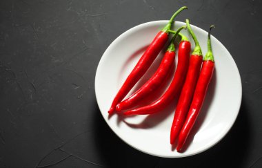 Beyaz tabakta kırmızı biber