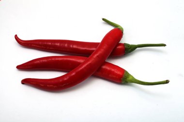 Beyaz arka planda kırmızı biber. Yakın plan.