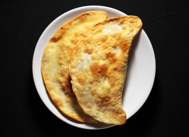 Koyu arkaplan üzerine geleneksel Rus çizimleri.