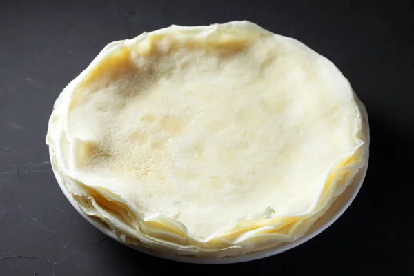 Pannenkoeken Zonder Het Vullen Van Een Witte Plaat Een Donkere — Stockfoto