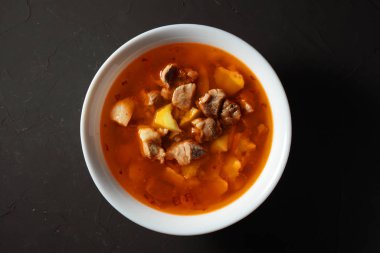 Kharcho çorbası, arka planda koyu bir yakın plan.