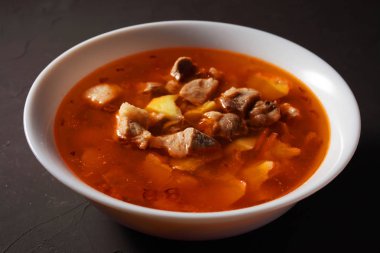 Kharcho çorbası, arka planda koyu bir yakın plan.