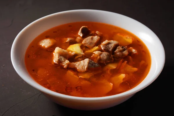 Kharcho çorbası, arka planda koyu bir yakın plan.