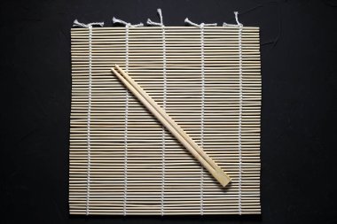 Suşi ve yemek çubukları için bambu hasırı.