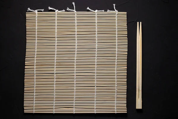 Estera Bambú Para Sushi Palillos Sobre Fondo Oscuro — Foto de Stock