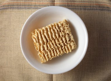 Hafif bir arka planda çiğ, demlenmiş şehriye.