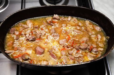 Kazanda gaz sobasında aşamalı pilav pişirmek.