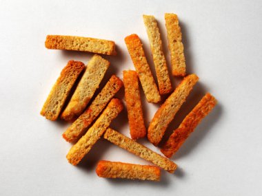 Beyaz arka planda ekmek kırıntıları