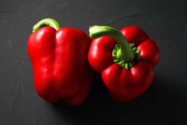 Kırmızı biberli kırmızı biber. Arka planda koyu bir yakın plan.