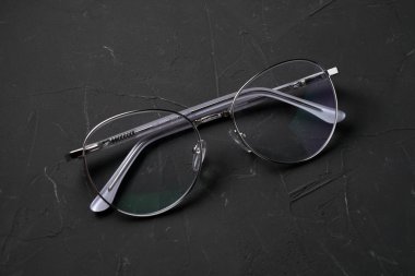 Gözlükler koyu bir arkaplanda yatıyor