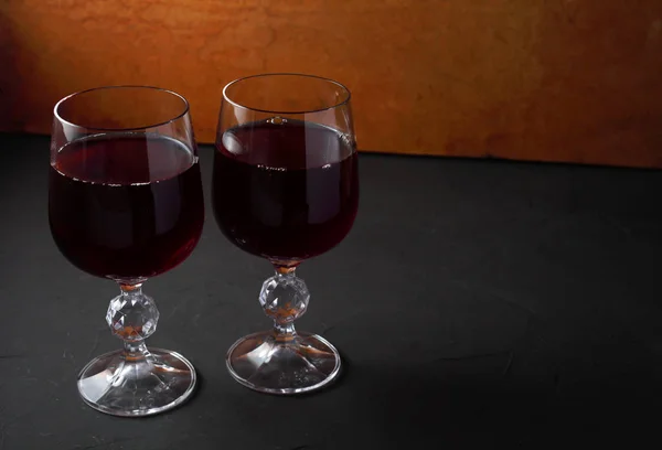 Deux Verres Vin Avec Vigne Sur Une Table Noire — Photo