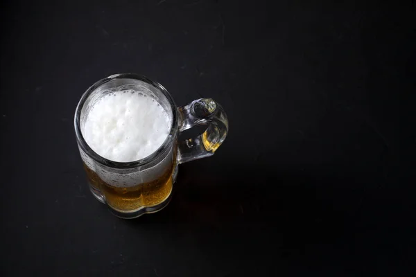 Vaso Cerveza Está Sobre Una Mesa Oscura —  Fotos de Stock