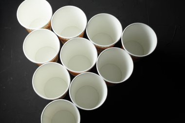 Tek kullanımlık gözlükler koyu arkaplanda