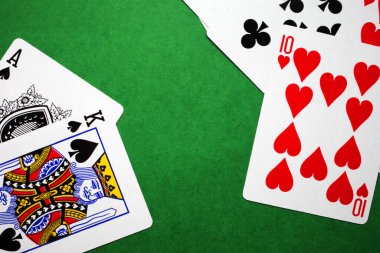 Kart kazanma kombinasyonu, yeşil arka planda as kral yakın plan