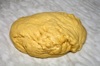 Mutfak masasının üzerinde hamur mayaları