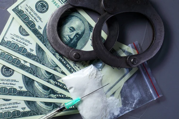 Uyuşturucu madde bulundurmak ve kullanmaktan cezai sorumluluk kavramı. Kelepçe, beyaz toz torbası, şırınga..