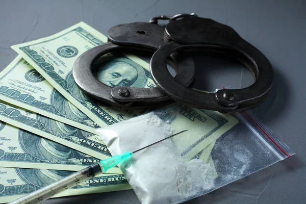 Uyuşturucu madde bulundurmak ve kullanmaktan cezai sorumluluk kavramı. Kelepçe, beyaz toz torbası, şırınga..