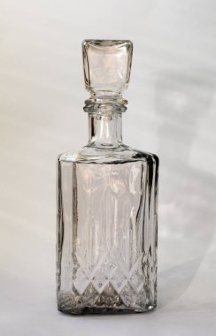 Hafif bir arka planda alkol için cam sürahi.