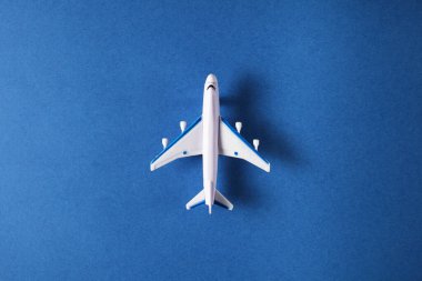 mavi arkaplan görünümlü oyuncak yolcu uçağı