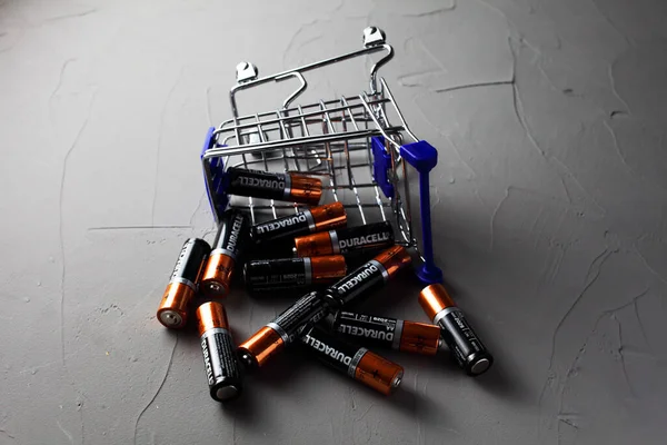 Carro Supermercado Baterías Durasel Sobre Fondo Hormigón —  Fotos de Stock