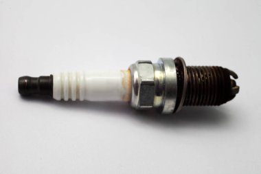 Beyaz arka planda kullanılmış araba mumu.