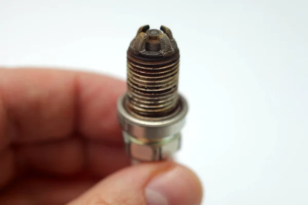 Beyaz arka planda kullanılmış araba mumu.