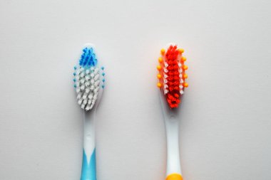 beyaz zemin üzerinde iki yeni diş fırçaları