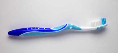 Beyaz arkaplanda yeni bir diş fırçası