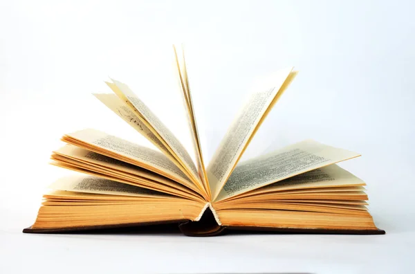 beyaz zemin üzerinde eski açık kitap