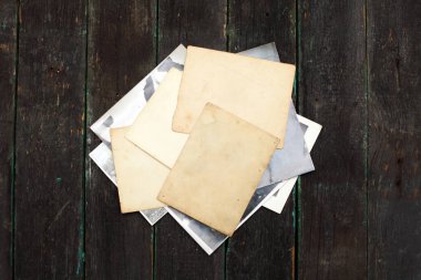 Eski siyah beyaz fotoğraflar eski tahta tahtalarda yatıyor.