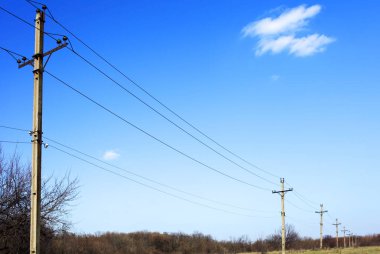 Güç direği sahada duruyor.