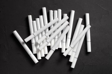 Esmer arka planda beyaz filtreli sigaralar.