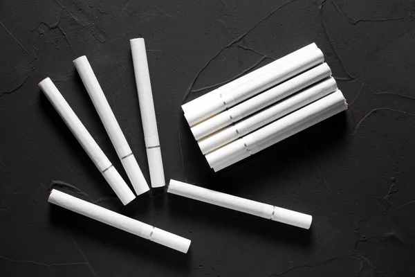 Сигарети Білим Фільтром Темному Бетонному Тлі — стокове фото