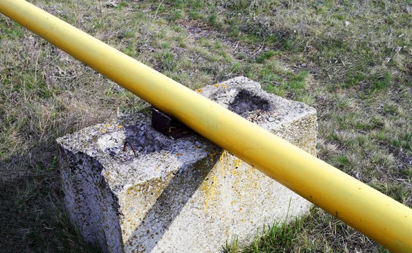 Gele Gasleiding Ligt Een Betonnen Blok — Stockfoto