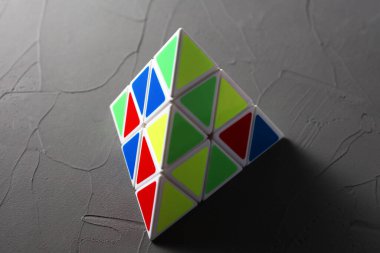 Beton arka planda bulmaca piramidi yumuşak odak