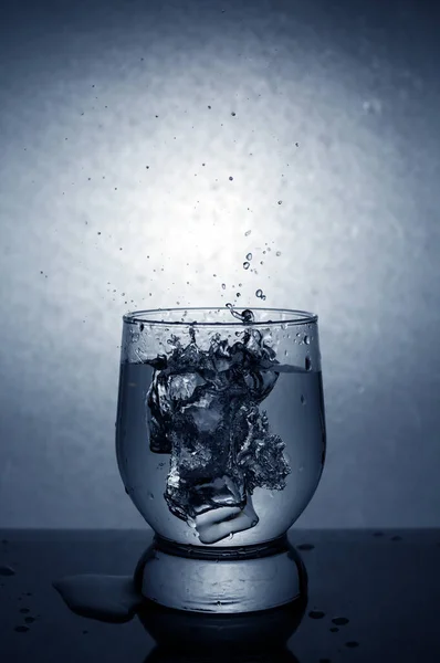 Stänk Från Ett Glas När Kastar Isbitar Vinjetter — Stockfoto